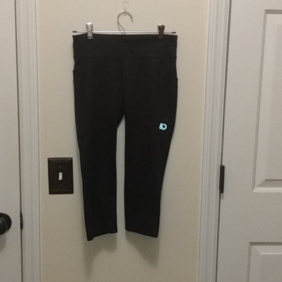 Black Aeropostale capri leggings